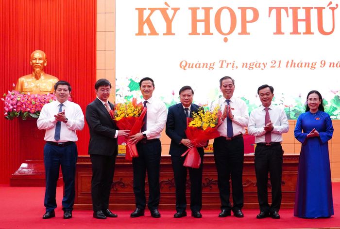  Lãnh đạo địa phương tặng hoa chúc mừng đồng chí Bùi Hoàng Phương và đồng chí Lê Hồng Vinh (nguyên Chủ tịch UBND tỉnh Quảng Trị) được điều động, bổ nhiệm giữ chức Thứ trưởng Bộ Xây dựng 