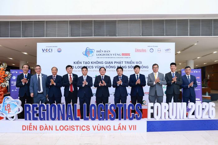 Phó Thủ tướng Hồ Quốc Dũng cùng các đại biểu tham dự diễn đàn. Ảnh: PHÚ LƯƠNG 
