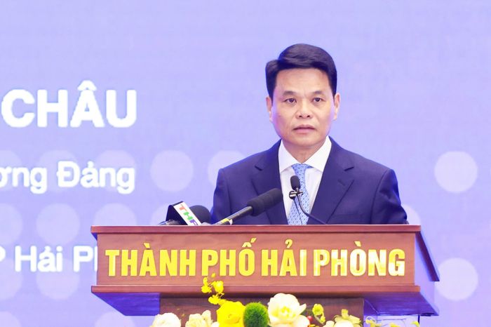  Đồng chí Lê Ngọc Châu, Bí thư Thành ủy, Trưởng Đoàn đại biểu Quốc hội TP Hải Phòng phát biểu tại diễn đàn. Ảnh: PHÚ LƯƠNG 