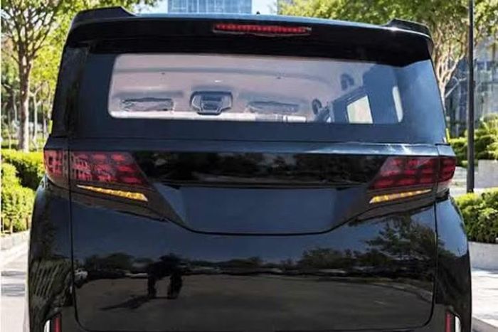 Khu vực phía sau, đặc biệt là cụm đèn hậu, lại như được bê nguyên từ Toyota Alphard sang. Nora Metro 2026 thuần điện được trang bị đèn pha LED, dải đèn LED định vị ban ngày và bộ mâm 14 inch, nằm trong lốp 195/70R14.
