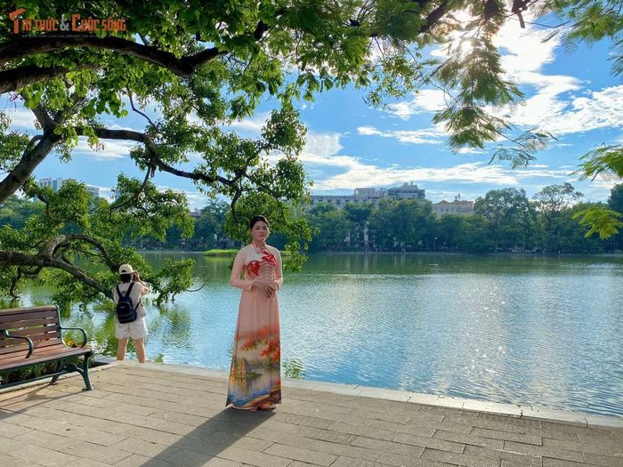 Áo dài truyền thống là trang phục được nhiều người lựa chọn khi ghé thăm hồ Gươm những ngày chớm thu.
