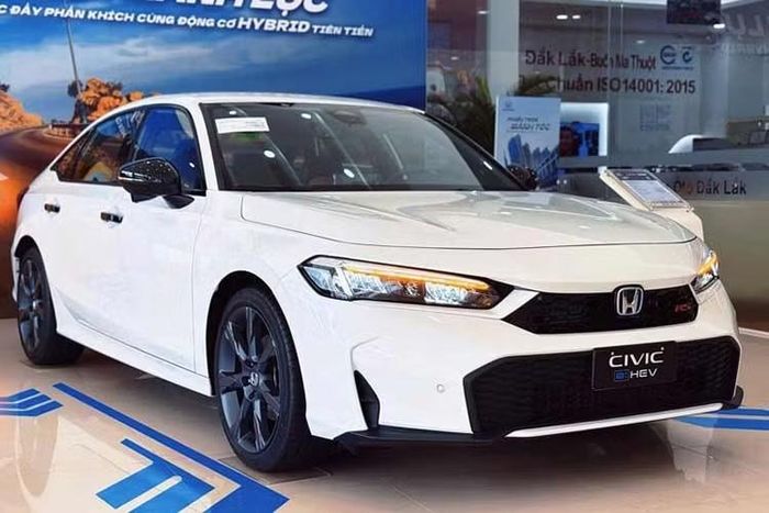 Honda Civic với 33 xe bán ra trong tháng 8, chỉ thấp hơn 1 xe so với tháng trước đó, tương ứng mức giảm 2,9%.