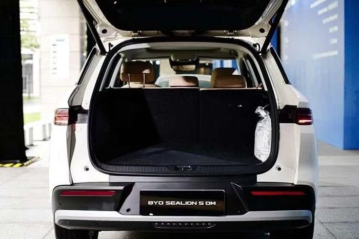 Xe có cửa cốp đóng/mở chỉnh điện, sạc điện thoại không dây 50W, chìa khóa thông minh và khởi động nút bấm cũng được trang bị cho xe. Bên cạnh đó là khoang hành lý có dung tích tiêu chuẩn 530 lít và 1.842 lít nếu gập ghế sau.