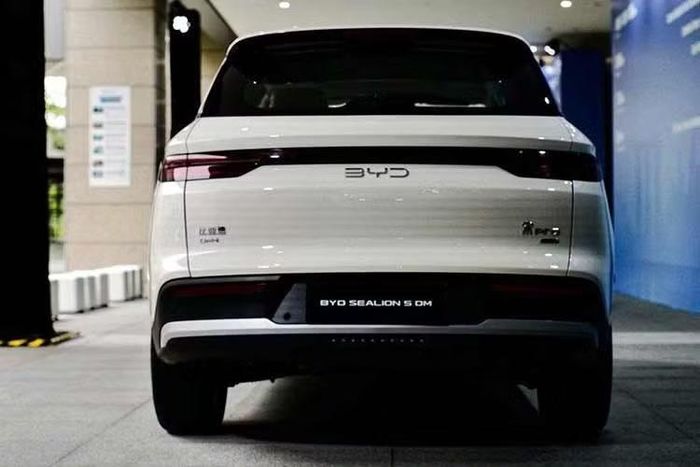 Bên cạnh đó là hệ dẫn động cầu trước FWD và pin LFP với dung lượng 18,3 kWh và dung tích bình xăng 52 lít. Xe có thể chạy tối đa 110 km mà không cần dùng đến động cơ xăng. BYD Sealion 5 có thể dùng cả sạc chậm AC 3,3 kW, sạc nhanh DC 18 kW và tính năng cấp điện cho thiết bị ngoài (V2L). Cuối cùng là hệ thống treo trước McPherson và hệ thống treo sau đa liên kết.
