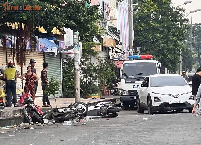 Hiện trường vụ ô tô lao vào nhiều xe máy và đám đông trước quán nhậu