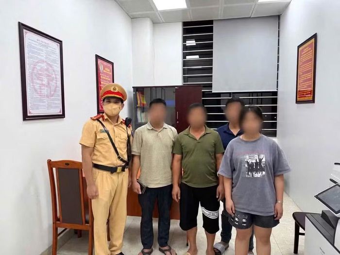 Tổ công tác đã đưa cháu Q. và những người liên quan về Công an phường Yên Sở để làm việc. (Ảnh: Cục CSGT).