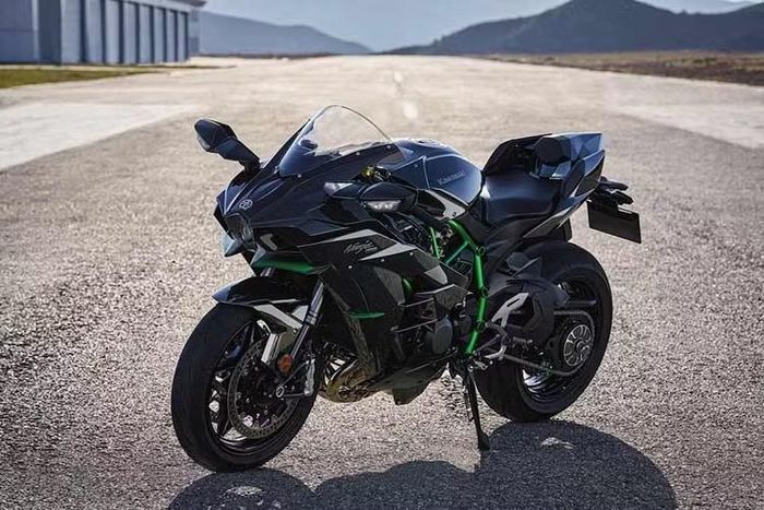 Kawasaki vừa xác nhận mẫu superbike trang bị động cơ siêu nạp Ninja H2 sẽ quay trở lại thị trường Anh và châu Âu vào năm 2027, sau khi bị ngừng phân phối từ cuối năm 2020. Ở lần xuất hiện trước đó, mẫu xe này đạt mức tiêu chuẩn khí thải Euro4 với công suất công bố 228 mã lực.