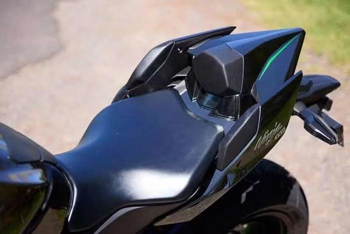 Nâng cấp đáng chú ý tiếp theo của Ninja H2 là heo phanh Brembo Hypure 4 piston phía trước kết hợp cùng đĩa phanh bán nổi đường kính 330mm. Phía sau sử dụng đĩa phanh 250mm kết hợp heo phanh 2 piston Brembo P2 34.