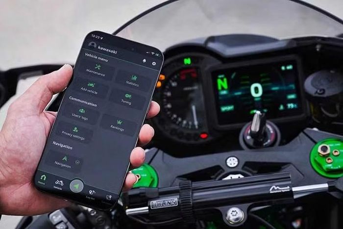 Sự tương đồng giữa các mẫu xe còn thể hiện ở việc Ninja H2 mới chuyển từ pô đôi bóng loáng sang ống xả đơn, tương tự thiết kế trên H2 SX và mẫu siêu naked bike Z H2. Thay đổi này cho thấy các cải tiến bên trong động cơ được Kawasaki rút ra từ những mẫu xe đã đáp ứng sẵn tiêu chuẩn khí thải mới.