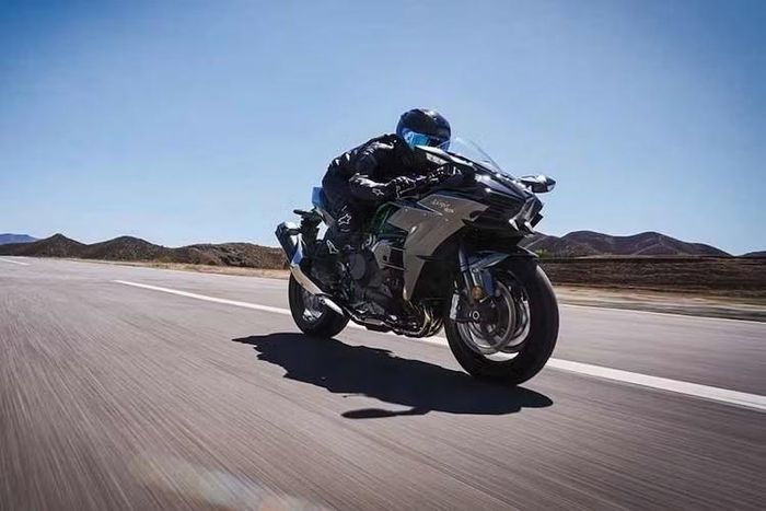 Cả hai phiên bản Kawasaki Ninja H2 2027 tiêu chuẩn và Carbon đều chỉ có duy nhất tùy chọn màu sơn đen bóng Mirror Coated Spark Black. Xe dự kiến bắt đầu có mặt tại các đại lý với số lượng giới hạn vào cuối năm nay.
