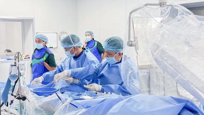 Ê-kíp can thiệp cho bệnh nhân - Ảnh BVCC