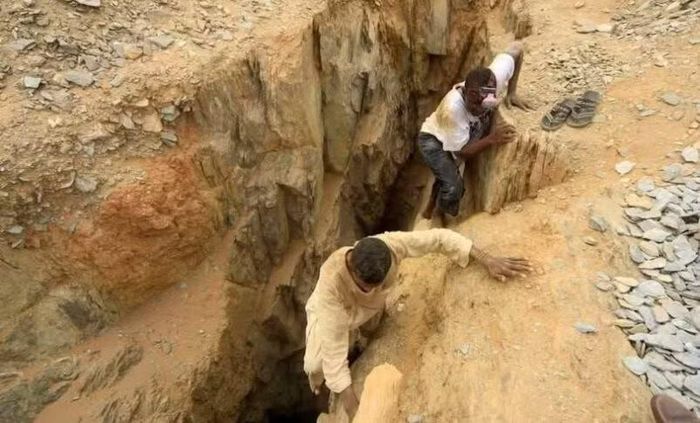 Hai thợ mỏ tại một khu khai thác mỏ ở Abu Jubayhah, bang Nam Kordofan, Sudan. Ảnh: Sudan Tribune.