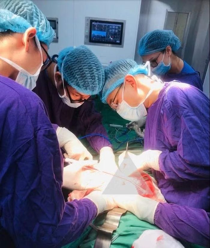 Ê - kíp phẫu thuật cho bệnh nhân - Ảnh BSCC