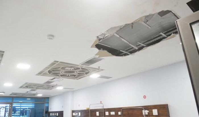 Nhiều mảng trần, tường bị hư hỏng. Ảnh: Đức Văn.