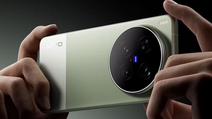 2. vivo X300 Ultra trang bị ba camera ZEISS gồm góc siêu rộng 14mm 50MP, phóng sự 35mm 200MP và tele APO 85mm 200MP, tất cả đều có chống rung quang học.