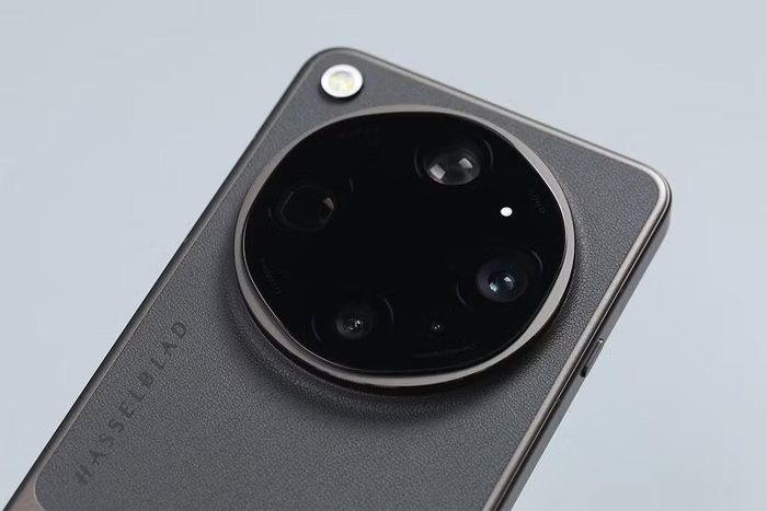Máy còn có cụm camera kép 200MP, quay phim 8K siêu nét, hỗ trợ LUT Burn-in và pin Silicon-Carbon 7.050mAh, hướng tới nhóm sáng tạo nội dung chuyên sâu.