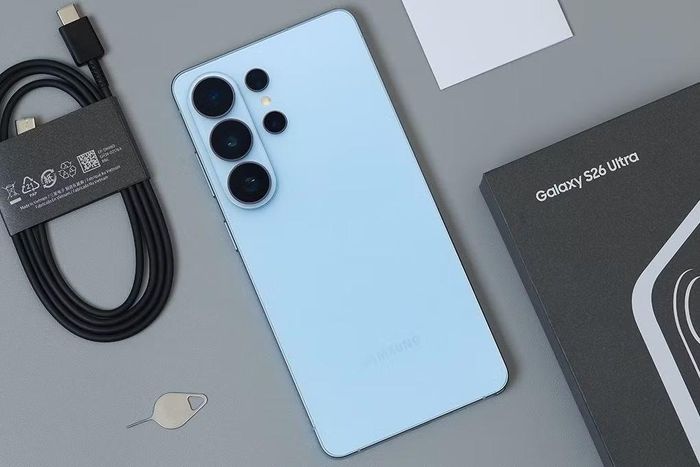 Máy còn có công nghệ Nightography cải thiện quay thiếu sáng, kết hợp Galaxy AI chỉnh sửa ảnh bằng ngôn ngữ tự nhiên, mang đến trải nghiệm camera đa dụng.