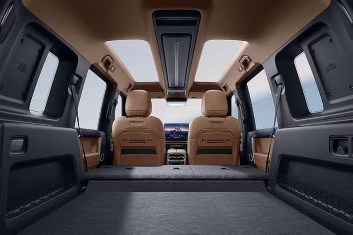 Phần cứng hỗ trợ người lái khác nhau tùy theo phiên bản: Falcon 500 sử dụng radar sóng milimét và cảm biến hình ảnh, trong khi Falcon 700 bổ sung thêm LiDAR gắn trên nóc xe và chip Horizon Robotics Journey 6P với 560TOPS hỗ trợ điều hướng trong đô thị và trên đường cao tốc.