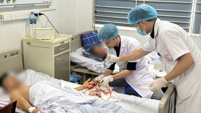 Bác sĩ thăm khám cho bệnh nhân - Ảnh BVCC