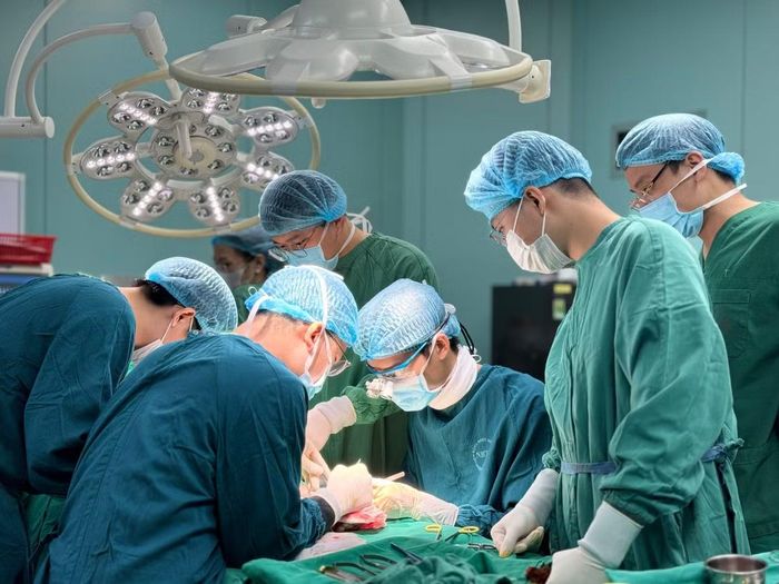 Ê- kíp phẫu thuật nối ngón tay đứt cho bệnh nhân - Ảnh BVCC