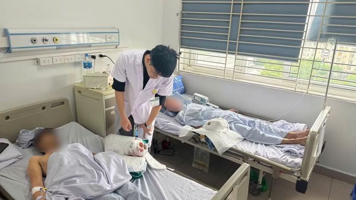 Kiểm tra tay cho bệnh nhân sau phẫu thuật - Ảnh BVCC