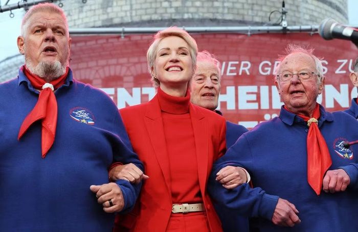 Bà Manuela Schwesig (giữa), Thủ hiến bang Mecklenburg-Vorpommern, tại một sự kiện vận động tranh cử ở Warnemünde, Đức, ngày 18/9/2026. Ảnh:Bernd Wüstneck/dpa/AP.