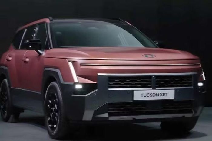 Xe sử dụng mâm màu đen có logo XRT thay cho logo Hyundai, kết hợp cản sau thiết kế riêng và tấm bảo vệ gầm phía sau. Trên cửa hậu xuất hiện logo HTRAC, cho thấy xe được trang bị hệ dẫn động bốn bánh.