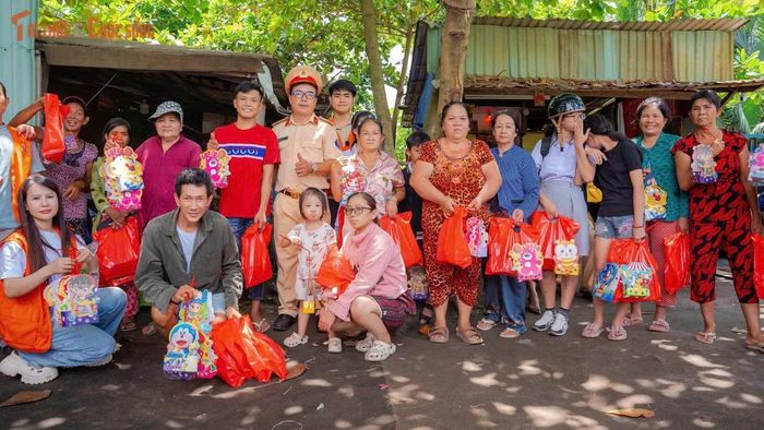 Niềm vui của người lớn và trẻ nhỏ ở "Xóm Rác" trong những ngày cận kề Tết Trung thu 2026...