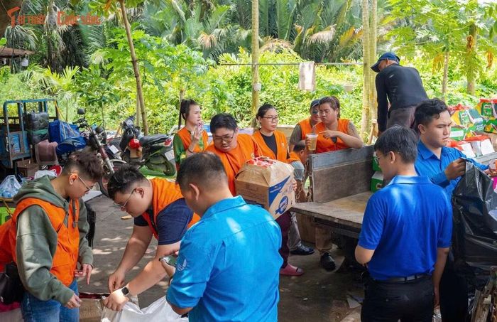 Nhóm thiện nguyện chuẩn bị nhiều phần quà (trị giá mỗi phần 500 nghìn đồng) để tặng người dân có hoàn cảnh khó khăn.