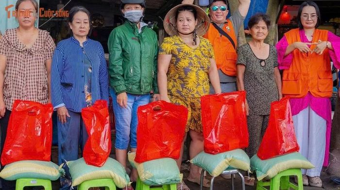 Những người dân ở "Xóm Rác" cũng mừng vui không kém khi được tặng gạo, nhu yếu phẩm...