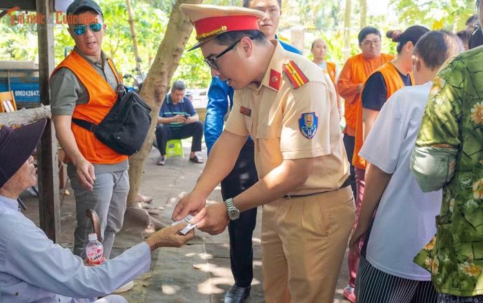 Thiếu tá Phan Thành Nghĩa (Trạm CSGT Đa Phước) chia sẻ đến với người dân nghèo "Xóm Rác"...