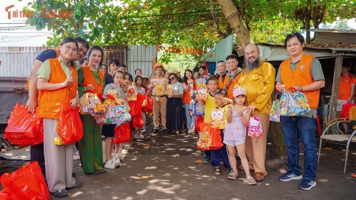 Hàng trăm phần quà Trung thu (mỗi phần 200 nghìn đồng) được trao tặng trong sự háo hức, vui mừng của các em ở "Xóm Rác" xã Bình Hưng.