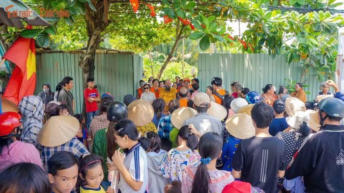 Đây là nơi sinh sống tạm bợ của hàng trăm hộ dân nhập cư. Những người dân ở đây làm đủ ngành nghề tay chân để mưu sinh nên cuộc sống còn rất nhiều khó khăn, thiếu thốn.
