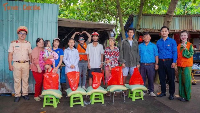 Nhóm thiện nguyện cùng Đoàn xã Bình Hưng và Trạm CSGT Đa Phước đã để lại niềm vui, sự thiện cảm với người dân "Xóm Rác"...