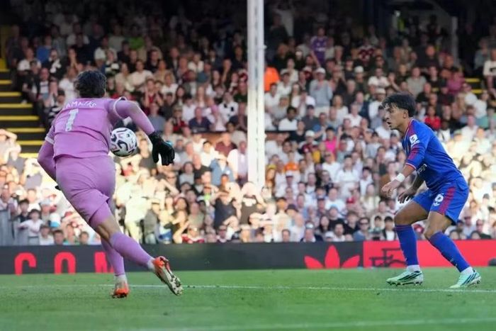Trung vệ Lisandro Martinez phản lưới nhà ở phút 63, khiến Man Utd phải rượt đuổi tỷ số trước Fulham tại sân Craven Cottage. Ảnh: AP.
