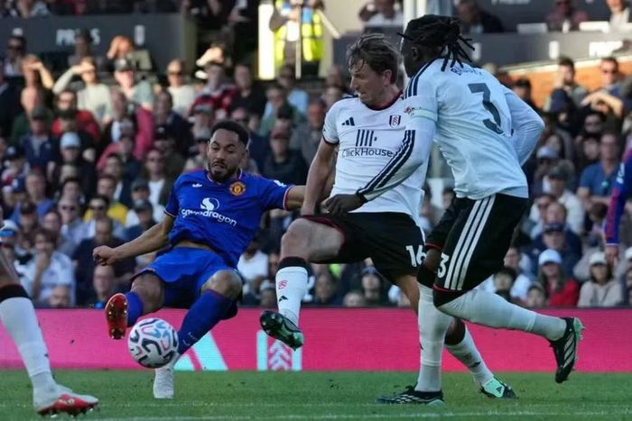 Cunha ghi bàn thắng muộn, giúp Man Utd thoát khỏi cảnh trắng tay. Ảnh: The Sun.
