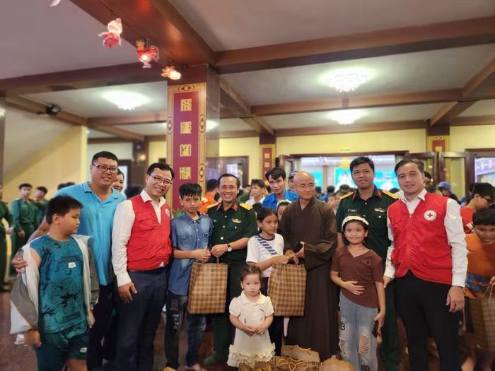 Ban Trị sự Giáo hội Phật giáo Việt Nam TPHCM phối hợp cùng Hội Chữ thập đỏ TPHCM, Bộ Tư lệnh TPHCM và Phường Hòa Hưng tổ chức chương trình.