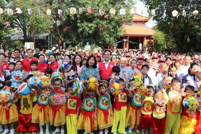 Ban tổ chức trao tặng quà tại chương trình “Vui hội trăng rằm”.