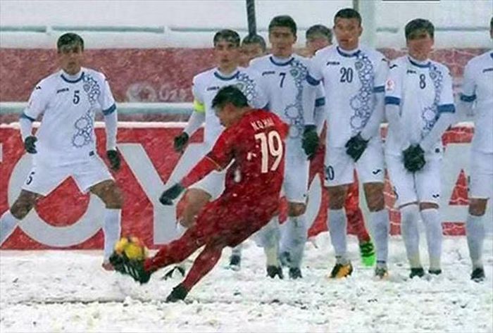 Trong điều kiện thời tiết tuyết rơi dày, Nguyễn Quang Hải ghi bàn từ cú đá phạt tuyệt đẹp để đưa Việt Nam trở lại thế cân bằng.