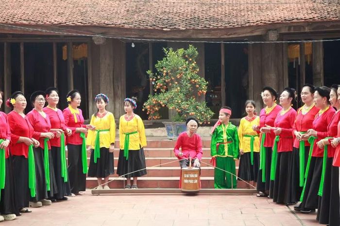 Các thành viên Câu lạc bộ Hát trống quân thôn Phúc Lâm.