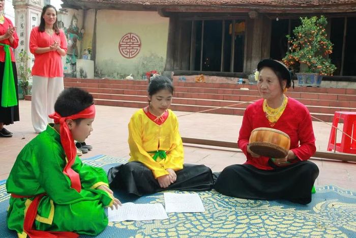 Nghệ nhân Ưu tú Kiều Thị Mách truyền dạy các làn điệu hát trống quân cho thế hệ trẻ.