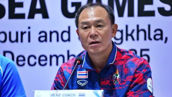 HLV Thawatchai Damrong-Ongtrakul giúp Thái Lan sớm có vé vào tứ kết ASIAD 2026.