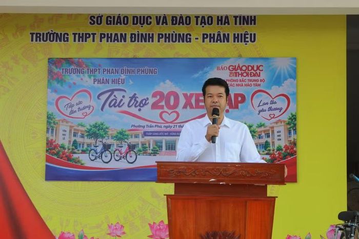 Ông Nguyễn Văn Dũng - Trưởng Đại diện Báo Giáo dục và Thời đại khu vực Bắc Trung Bộ phát biểu tại lễ trao tặng.