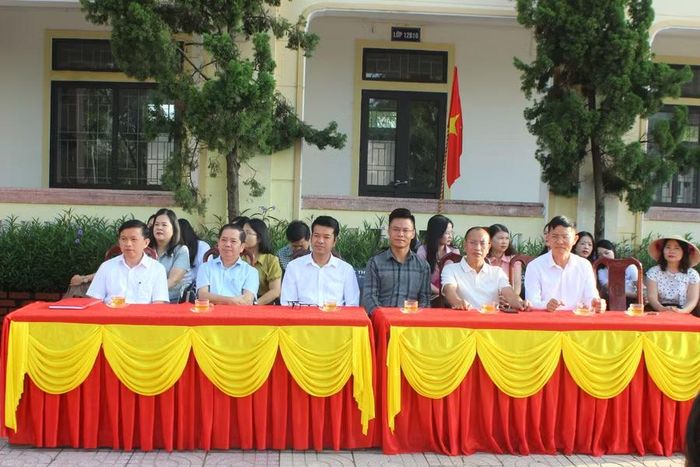 Các đại biểu dự lễ trao tặng xe đạp tại Trường THPT Phan Đình Phùng.