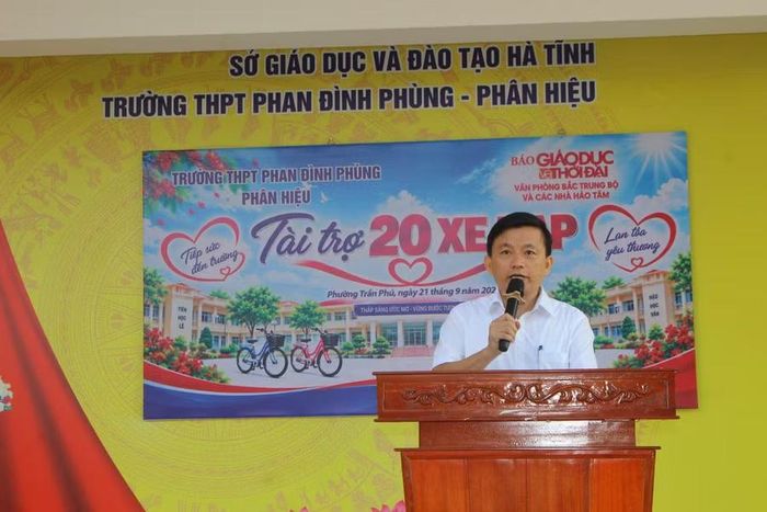 Ông Phan Đăng Nhân - Hiệu trưởng Trường THPT Phan Đình Phùng phát biểu tại buổi lễ.