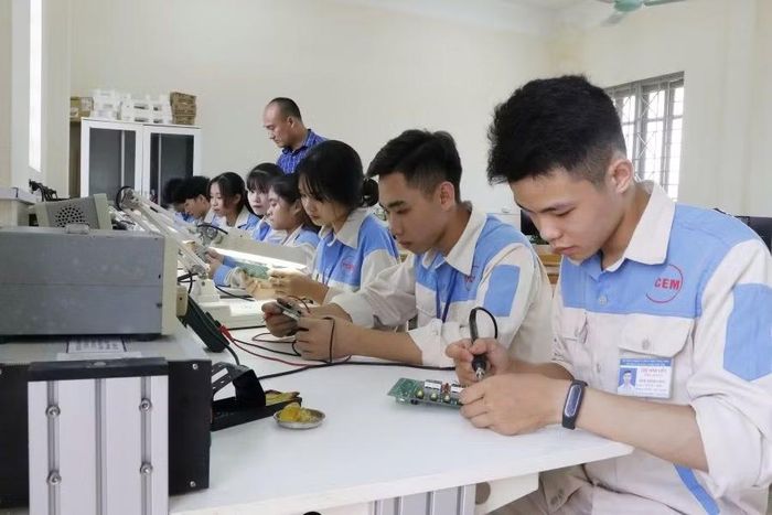 Sinh viên Trường Cao đẳng Cơ điện và Nông lâm Phú Thọ thực hành nghề, nâng cao kỹ năng đáp ứng nhu cầu việc làm.