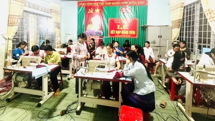 Các học viên thực hành may mặc dân dụng tại TT GDNN - GDTX M'Drắk.
