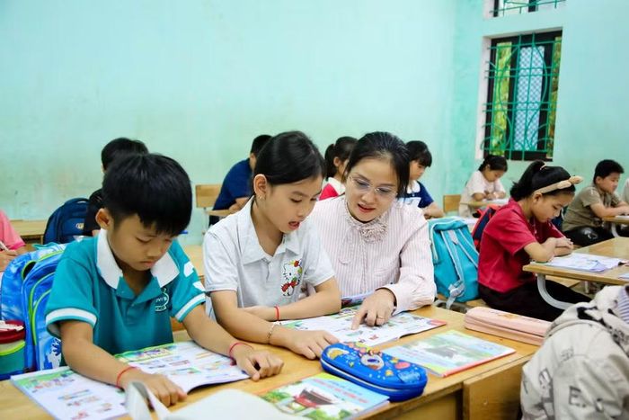 Học ngoại ngữ cần giao tiếp nhiều nhưng các em học sinh DTTS lại hay ngại ngùng.