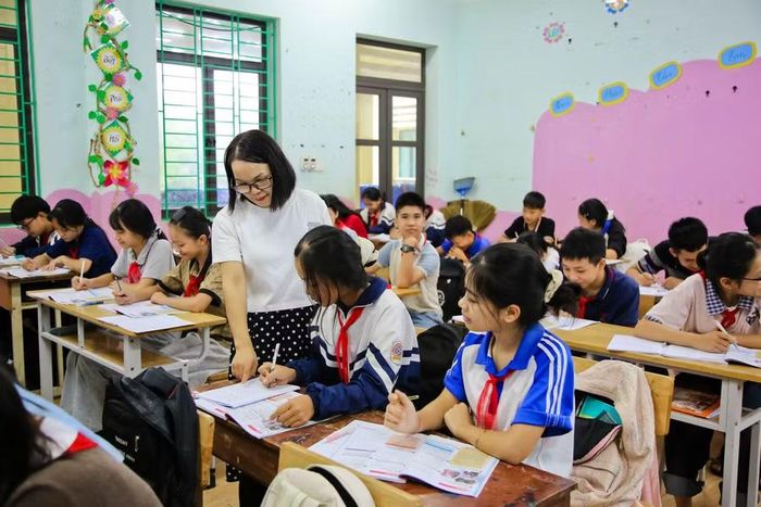 Việc dạy học môn tiếng Anh ở trường vùng cao còn nhiều khó khăn.