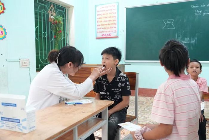 Bác sĩ Bệnh viện Châm cứu Trung ương khám cho các em học sinh.